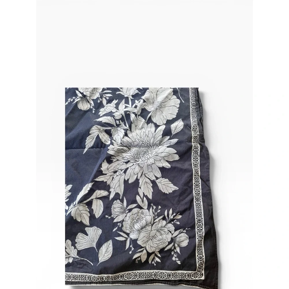 Sur La Table Jacquard Floral Tablecloth Indigo Blue 90 x 90